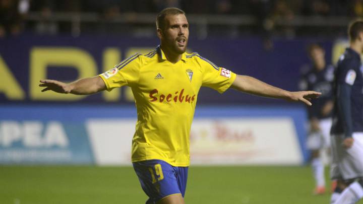 Ortuño, en el equipo de la semana del Ultimate Team. El Cádiz es el único equipo de LaLiga 1|2|3 que ha colocado jugadores en este equipo.