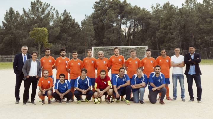 Michael Robinson, Raúl Ruiz y Donato posan en Ourense junto a los componentes del Os Chaos