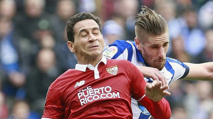 Ganso pelea un balón con Albentosa durante el Sevilla-Valencia.