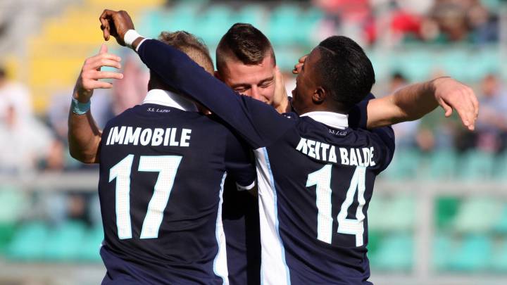 Sergej Milinkovic-Savic, celebrando su gol con el Lazio con dos compañeros.