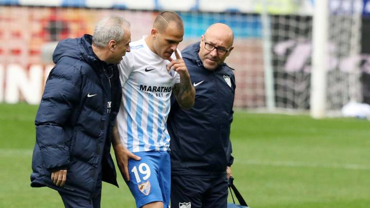 Sandro Ramírez se retira del partido tras sentir dolor.