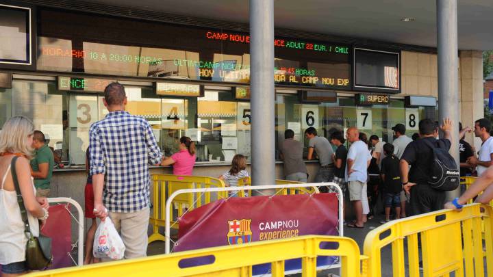 Colas en el Camp Nou.
