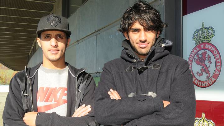 Abdullah y Tarek, dos qataríes en la Cultural, posan para AS.