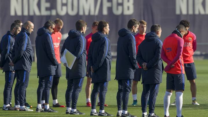 El Barcelona guardó un minuto de silencio antes de empezar el entrenamiento en la Ciudad Deportiva Joan Gamper por los fallecidos en el accidente de avión del Chapecoense.