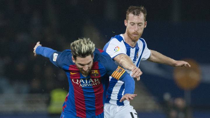 Zurutuza y Messi, durante el Real Sociedad-Barcelona.