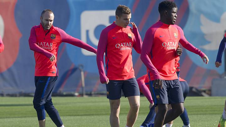 Andrés Iniesta, Lucas Digne y Samuel Umtiti, durante un entrenamiento del Barcelona. El central francés apunta a titular en el partido de Copa del Rey ante el Hércules en Alicante.