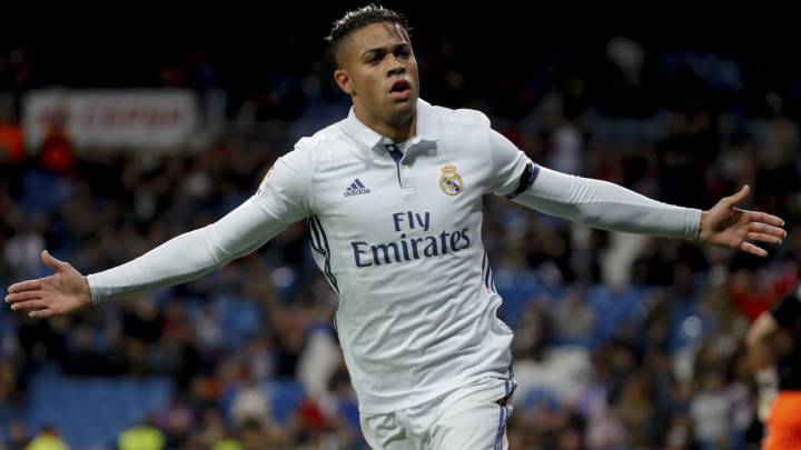 El delantero dominicano del Real Madrid Mariano Díaz Mejía celebra su gol, el tercero del equipo frente a la Cultural Leonesa, durante el partido de vuelta de dieciseisavos de final de la Copa del Rey que se juega hoy en el estadio Santiago Bernabéu.