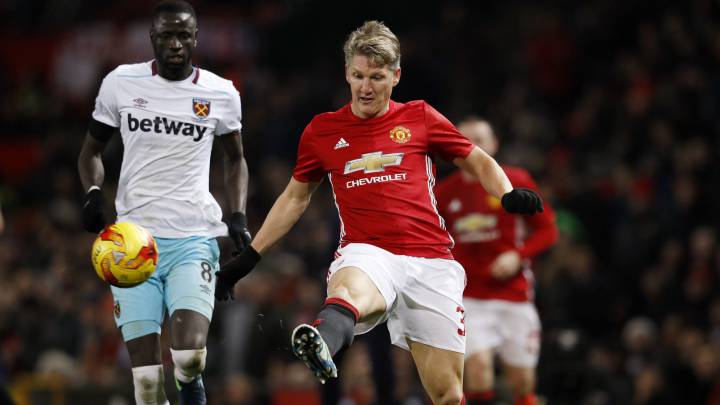 El Arsenal cayó 0-2 ante un Southampton superior. Schweinsteiger disputó sus primeros minutos al entrar en Old Trafford en el 85' en la victoria ante el West Ham en Copa.