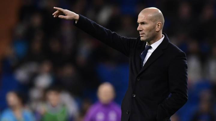 El entrenador francés del Real Madrid, Zinedine Zidane, dando instrucciones durante la vuelta de Copa del Rey del Real Madrid contra la Cultural Leonesa en el Santiago Bernabéu.