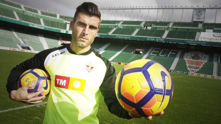 “El Elche debería renovar a Matilla y Mandi, es un club señor”