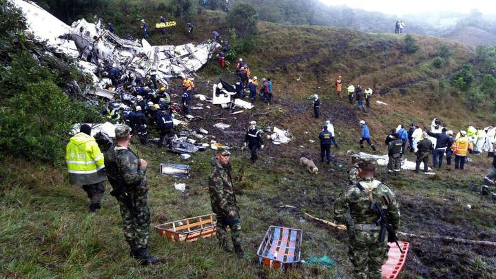 Equipos de rescate actúan tras el accidente de avión del Chapecoense.