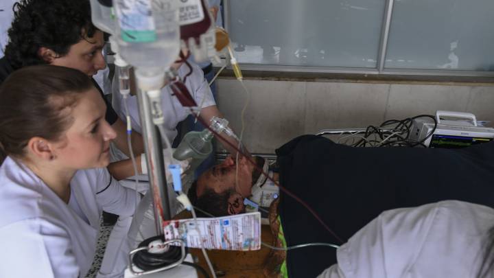 Doctors tell crash survivor Neto that he'll play football again