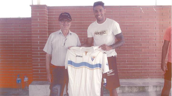 Mariano junto a su descubridor, Enrique Pimpinela. Barcelona-Real Madrid