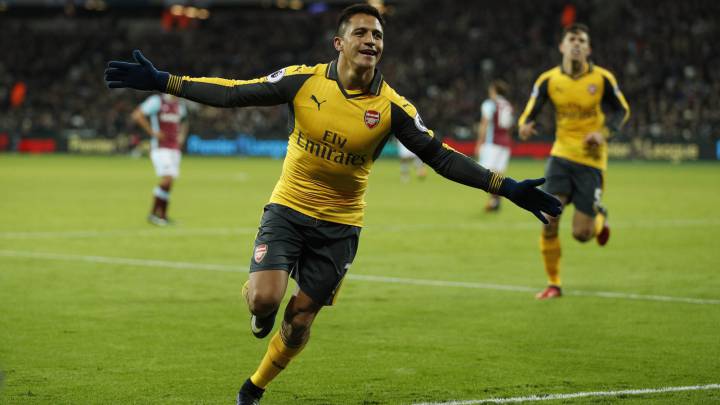 Alexis Sánchez anotó un hat-trick frente al West Ham en el derbi londinense.