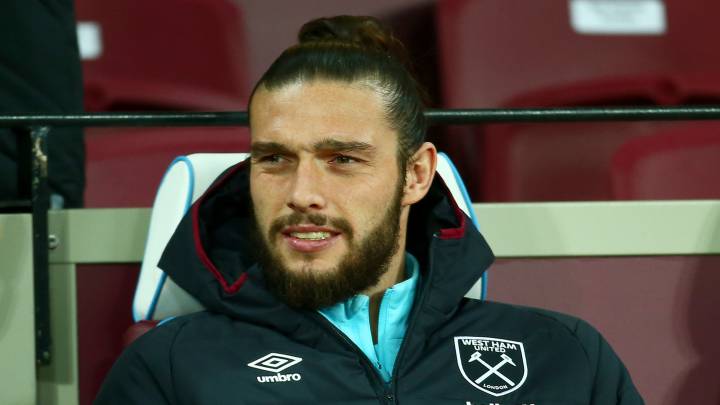 Andy Carroll tocó tres balones... ¡y los tres de saque de centro!