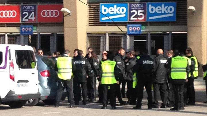 Instalado ya el cordón de seguridad en el Camp Nou cuatro horas antes de que empiece el Barcelona-Real Madrid.