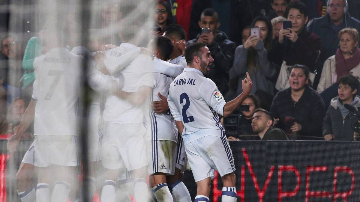 Dani Carvajal celebra con una peineta el gol del empate de Sergio Ramos en el Clásico de LaLiga del Camp Nou, que acabó con el marcador de Barcelona 1-1 Real Madrid.