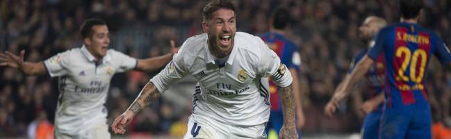 Sergio Ramos celebra su gol, el 1-1 en el minuto 90 en el Clásico de LaLiga entre Barcelona y Real Madrid en el Camp Nou.