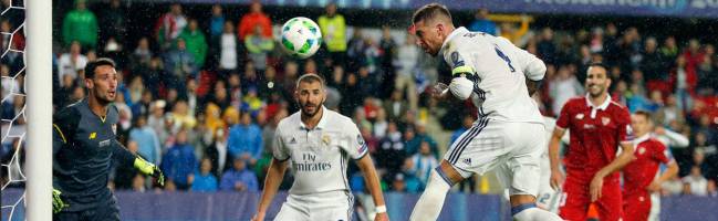 Sergio Ramos mete gol en el descuento del tiempo reglamentario, forzando así la prórroga, en la Supercopa de Europa entre Real Madrid y Sevilla.