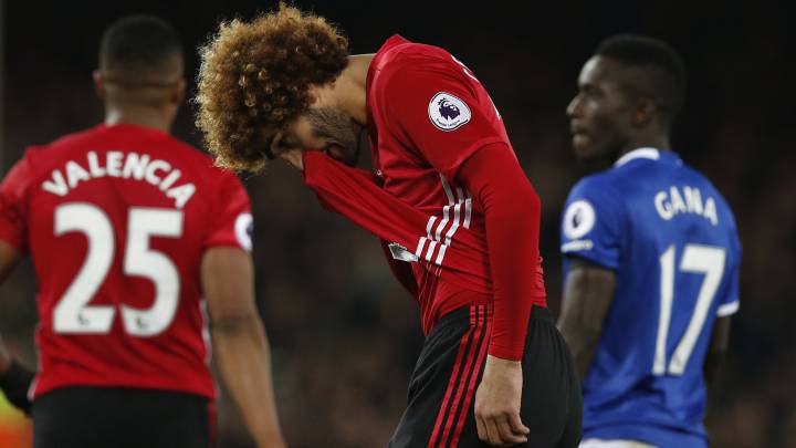 Fellaini tras hacer penalti