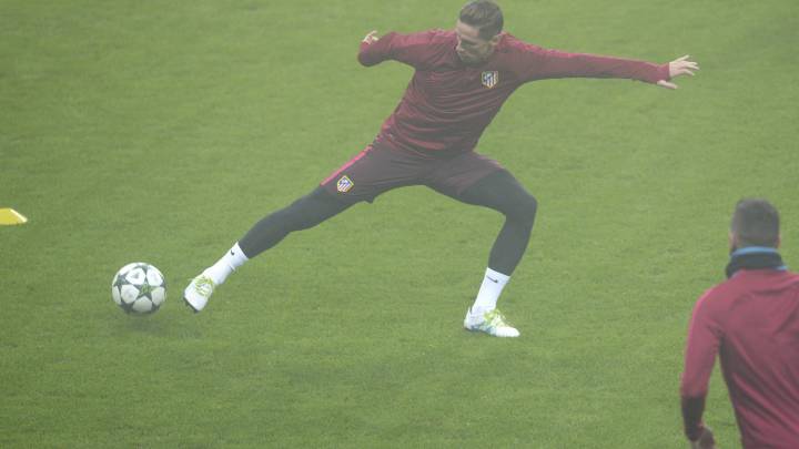 El delantero español Fernando Torres del Atlético de Madrid durante el entrenamiento del equipo en el Allianz Arena de Múnich, Alemania, hoy 5 de diciembre de 2016.