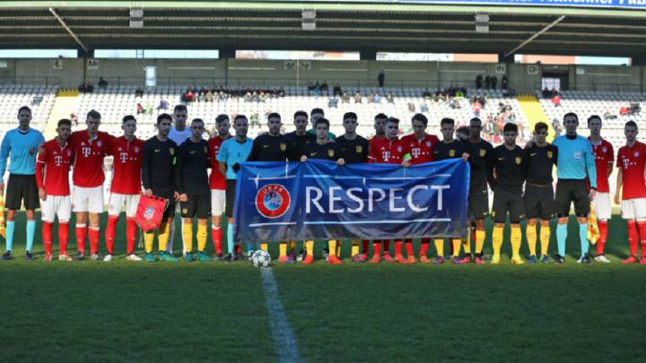Los jugadores del Atlético y Bayern de la Youth League antes de empezar el partido.
