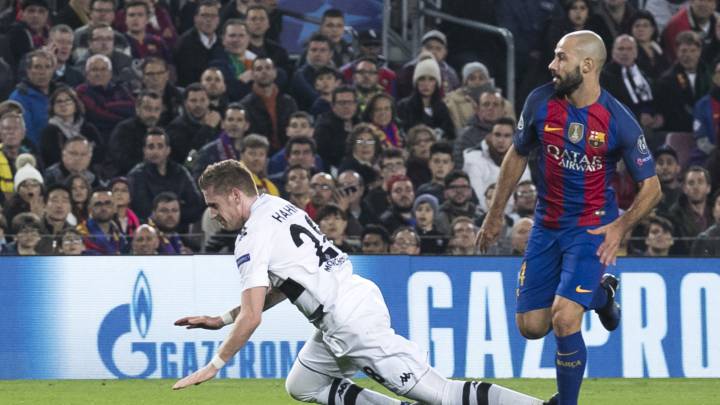 Mascherano y Hahn, durante el Barcelona-Borussia Mönchengladbach.
