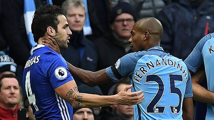 Fernandinho coge por el cuello a Cesc Fábregas durante el City-Chelsea.