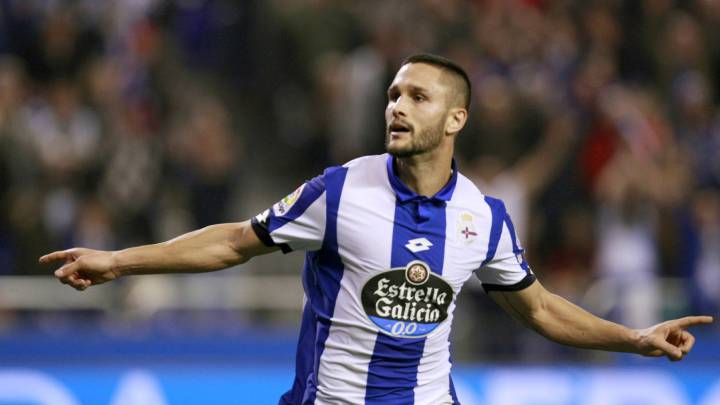 Florin Andone celebra su tanto ante la Real Sociedad durante el partido de la jornada 14 de Liga que disputan en el estadio Riazor.