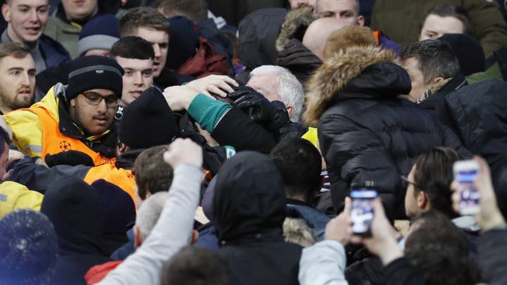 Arrestan a hincha del City por lanzar hamburguesa a un caballo