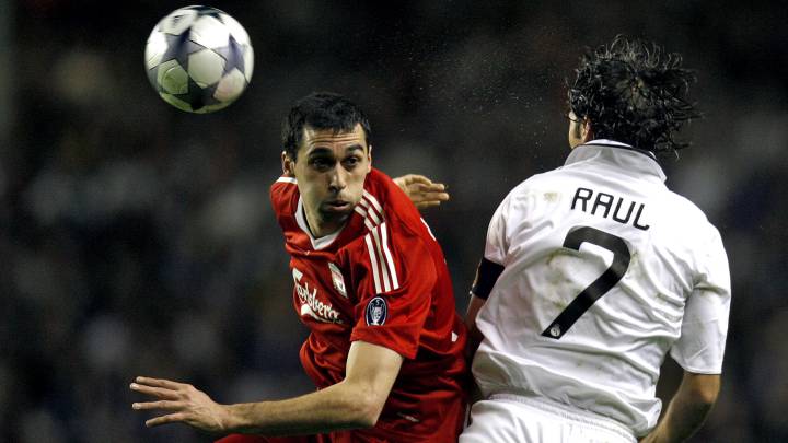 Álvaro Arbeloa, con la camiseta del Liverpool durante un partido contra el Real Madrid.