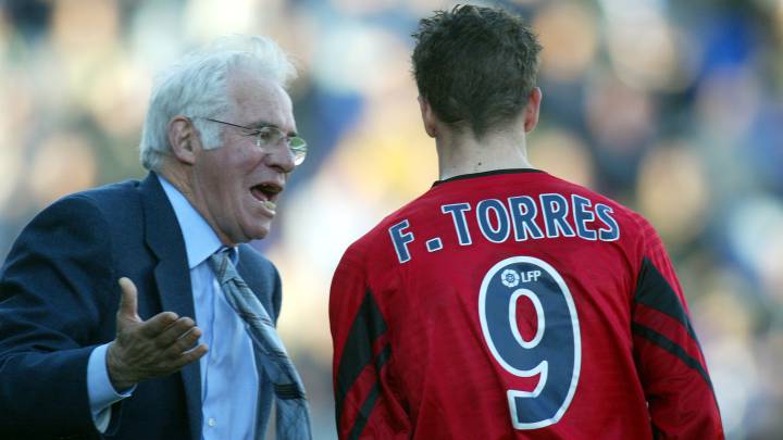 Luis Aragonés da órdenes a Fernando Torres durante un partido del Atlético de Madrid durante la temporada 2002/2003.
