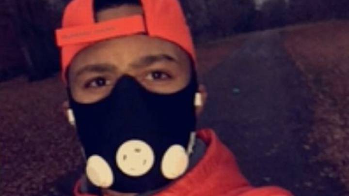Memphis Depay, con una máscara mientras entrena en la calle.
