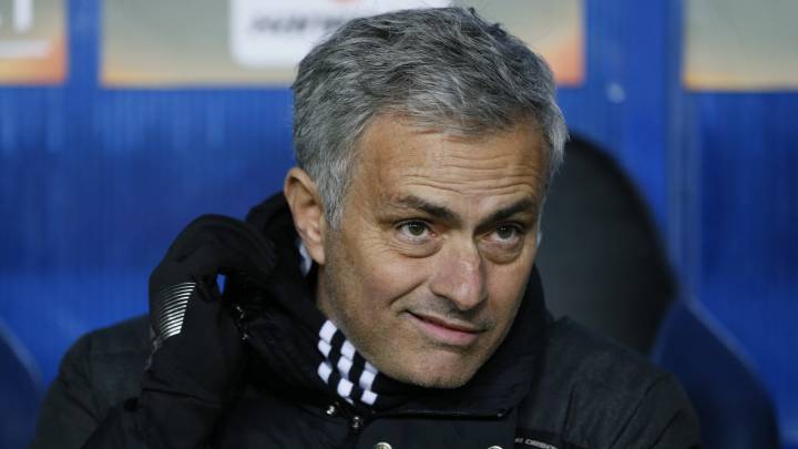 José Mourinho en el banquillo.