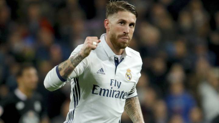 El defensa del Real Madrid Sergio Ramos celebra su gol, el tercero de su equipo frente al Deportivo de La Coruña, durante el partido de la decimoquinta jornada de Liga en Primera División que se juega esta noche en el estadio Santiago Bernabéu, en Madrid