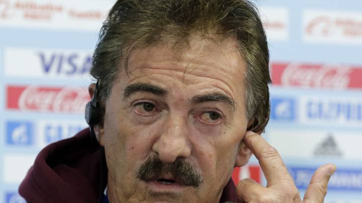 Ricardo La Volpe, entrenador del Club América, habla en rueda de prensa en el Suita City Football Stadium (Japón), tras la clasificación a la semifinal del Mundial de Clubes.