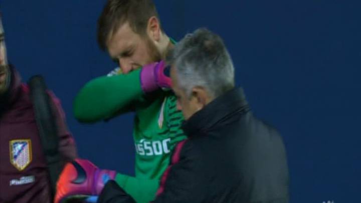 Oblak, portero del Atlético de Madrid, se retira lesionado ante el Villarreal.
