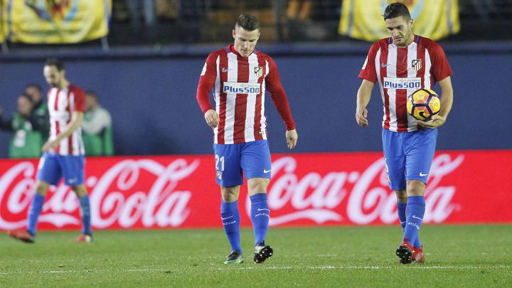 Los jugadores del Atlético abatidos tras el gol.