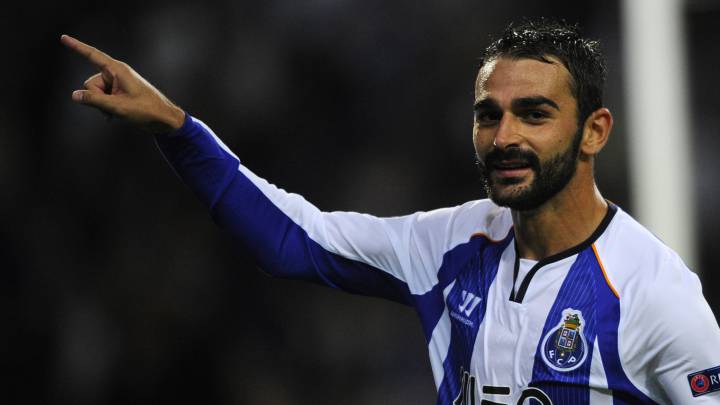 Adrián celebra un gol con el Oporto.