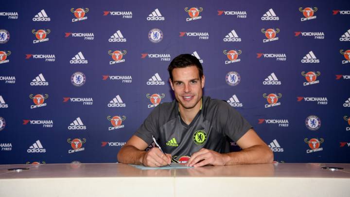 Azpilicueta firma su contrato con el Chelsea