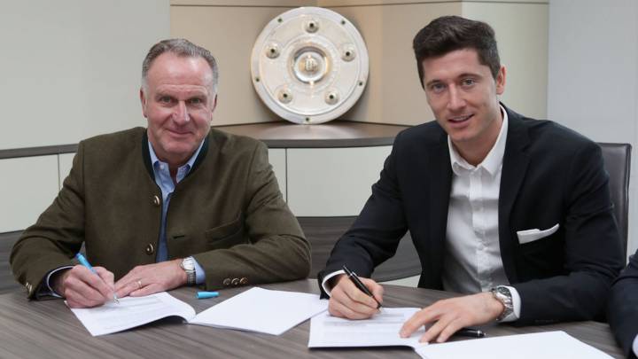 Lewandowski firma su renovación con el Bayern en presencia de Rummenigge