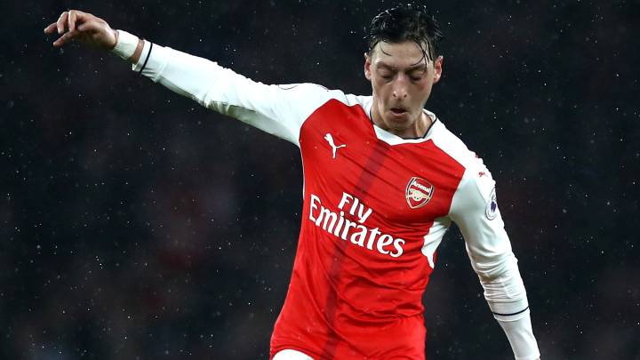 Williams y Coleman remontan y alejan al Arsenal del liderato