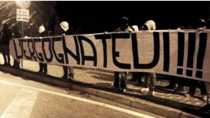 Hinchas del Pescara protestan en la cena de Navidad del equipo