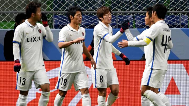 Los jugadores del Kashima celebran un gol.
