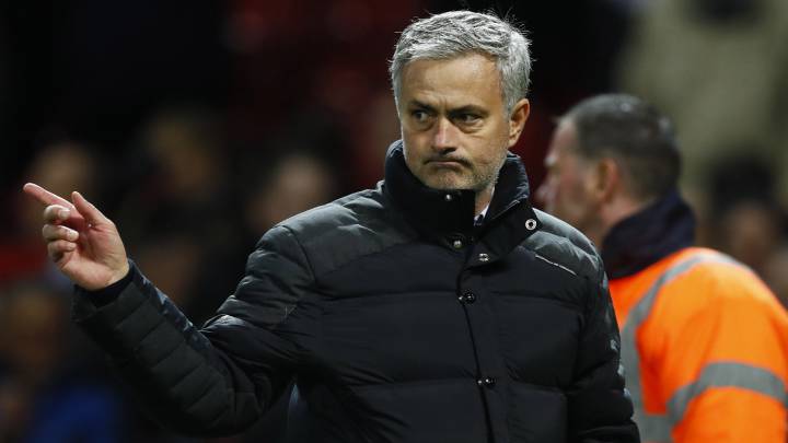El entrenador portugués Jose Mourinho, dando indicaciones durante el Manchester United-Tottenham Hotspur, partido de la Premier League 2016-2017 disputado en Old Trafford.