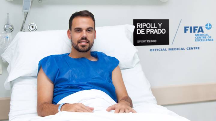 Matilla, jugador del Elche, tras ser operado.
