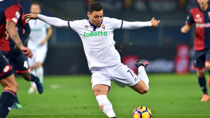 El jugador de la Fiorentina Mauro Matias Zarate en acción hoy, jueves 15 de diciembre de 2016, durante un partido de la Serie A entre el Genoa Cfc y la Acf Fiorentina en el estadio Luigi Ferraris de Génova.