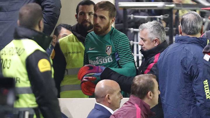 Oblak, tras lesionarse en el partido entre el Villarreal y el Atlético.