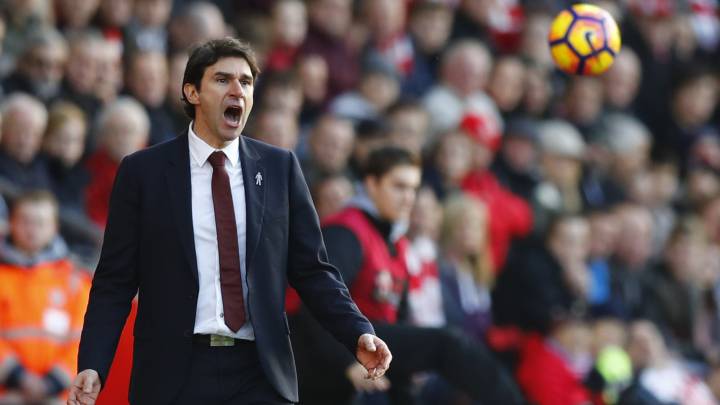Karanka de traje durante un partido del Middlesbrough.