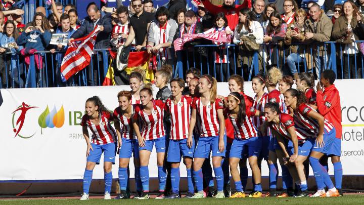 Las jugadoras del Atlético inmortalizan con la afición su estreno con victoria en el Calderón.
